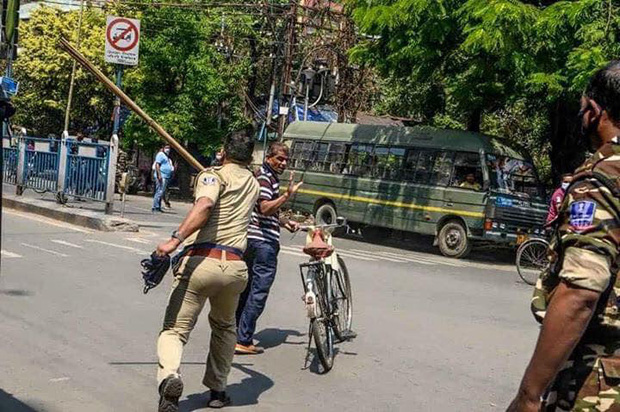 Ngày đầu tiên bị phong tỏa của đất nước 1,3 tỉ dân: Cảnh sát Ấn Độ truy lùng người chống lệnh, quất roi, bắt chống đẩy giữa phố-3