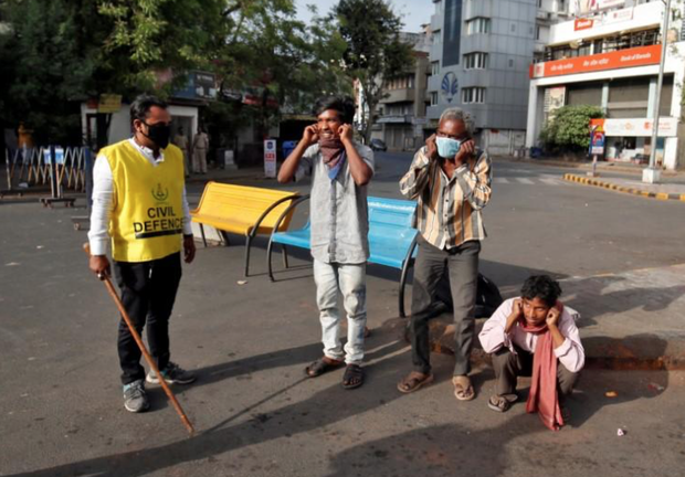 Ngày đầu tiên bị phong tỏa của đất nước 1,3 tỉ dân: Cảnh sát Ấn Độ truy lùng người chống lệnh, quất roi, bắt chống đẩy giữa phố-5