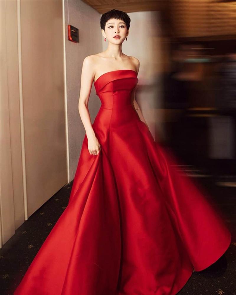 Hiền Hồ ngày càng chuộng mặc đồ gợi cảm và dùng nhiều hàng hiệu-6