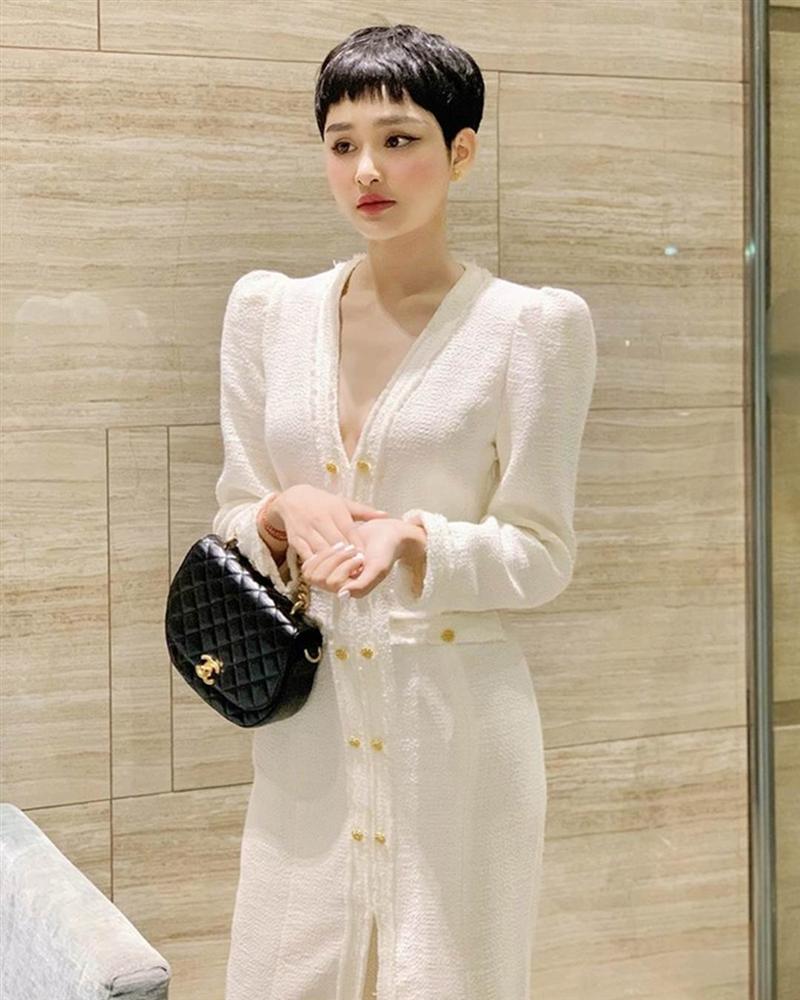 Hiền Hồ ngày càng chuộng mặc đồ gợi cảm và dùng nhiều hàng hiệu-9