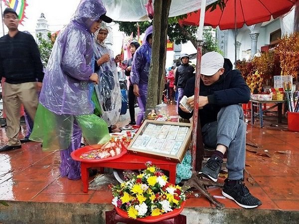 Giao dịch bằng tiền mặt có thể lây nhiễm COVID-19, chuyên gia nêu 4 khuyến cáo hạn chế lây bệnh-1