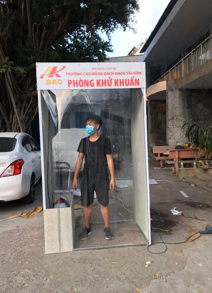 Trường học ở TP.HCM tự lắp buồng khử khuẩn toàn thân chống Covid–19-2