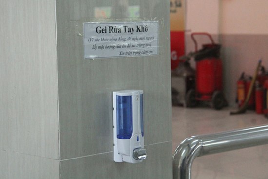 Hy hữu: Người thân chuẩn bị xuất viện, nam thanh niên trộm hết nước rửa tay trong viện về để 
