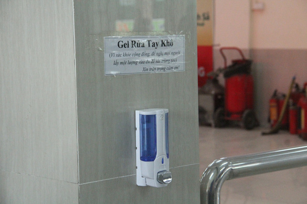 Hy hữu: Người thân chuẩn bị xuất viện, nam thanh niên trộm hết nước rửa tay trong viện về để phòng dịch COVID-19-1