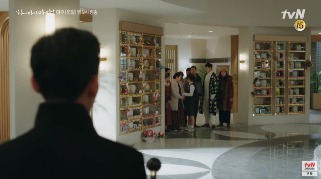 Hi Bye, Mama: Kim Tae Hee hóa chị đại xã hội đen siêu ngầu, đối đầu với thần chết Pyo Chi Su (Crash Landing On You)?-6