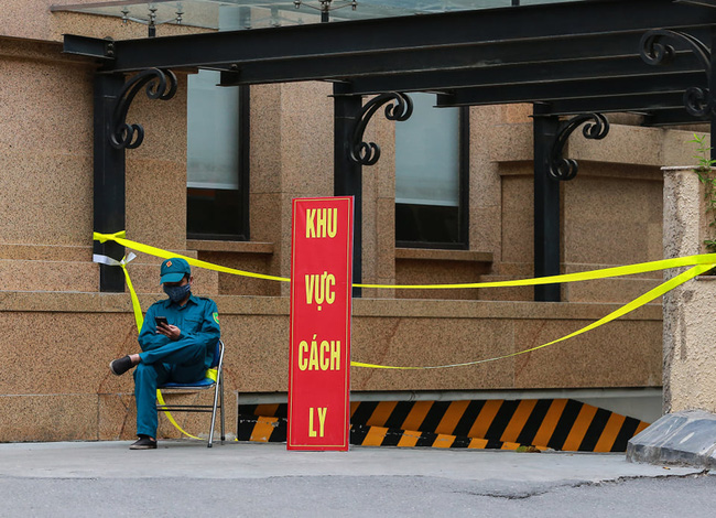 Ảnh: Cận cảnh cách ly tạm thời khu chung cư nơi bệnh nhân thứ 148 dương tính với Covid-19 từng lưu trú-3