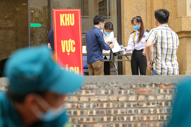 Ảnh: Cận cảnh cách ly tạm thời khu chung cư nơi bệnh nhân thứ 148 dương tính với Covid-19 từng lưu trú-5