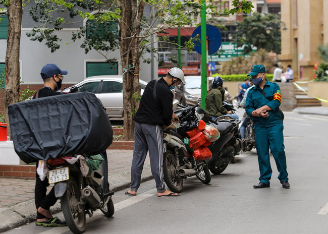 Ảnh: Cận cảnh cách ly tạm thời khu chung cư nơi bệnh nhân thứ 148 dương tính với Covid-19 từng lưu trú-6