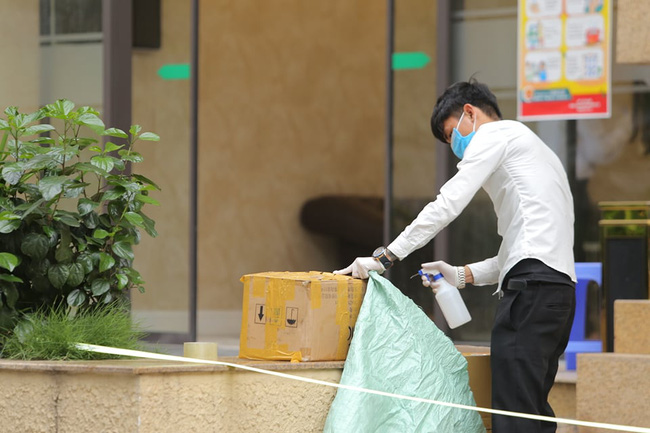 Ảnh: Cận cảnh cách ly tạm thời khu chung cư nơi bệnh nhân thứ 148 dương tính với Covid-19 từng lưu trú-10