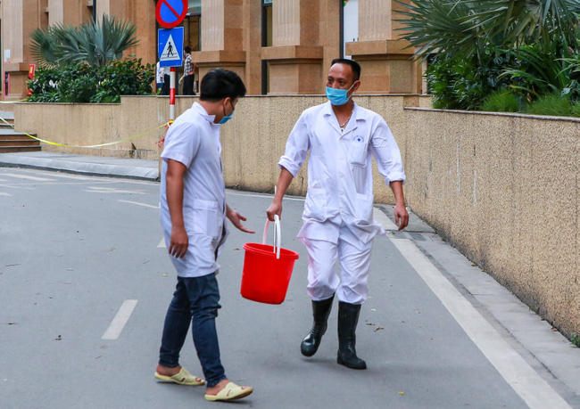 Ảnh: Cận cảnh cách ly tạm thời khu chung cư nơi bệnh nhân thứ 148 dương tính với Covid-19 từng lưu trú-14