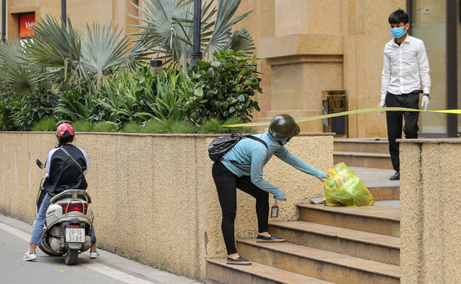 Ảnh: Cận cảnh cách ly tạm thời khu chung cư nơi bệnh nhân thứ 148 dương tính với Covid-19 từng lưu trú-7