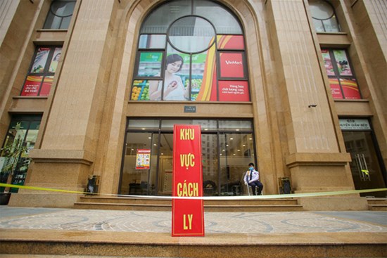 Ảnh: Cận cảnh cách ly tạm thời khu chung cư nơi bệnh nhân thứ 148 dương tính với Covid-19 từng lưu trú