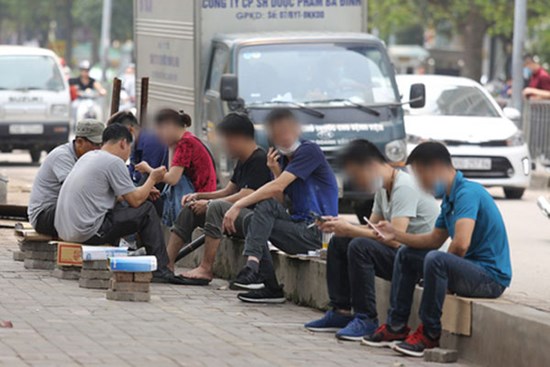 Hà Nội đóng cửa quán cà phê, hàng trà đá vỉa hè vẫn đông đúc người 