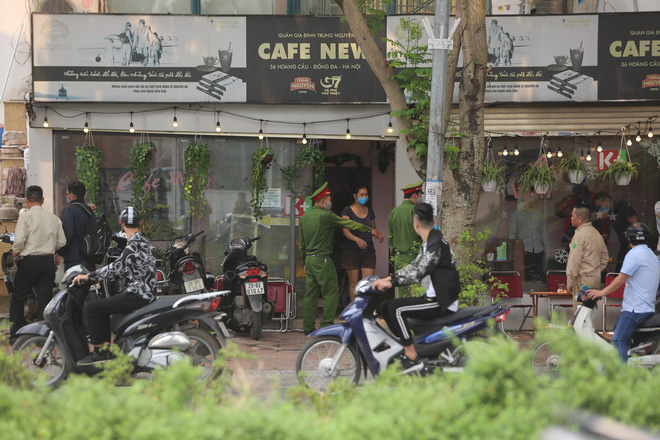 Hà Nội đóng cửa quán cà phê, hàng trà đá vỉa hè vẫn đông đúc người chém gió, đánh cờ-4