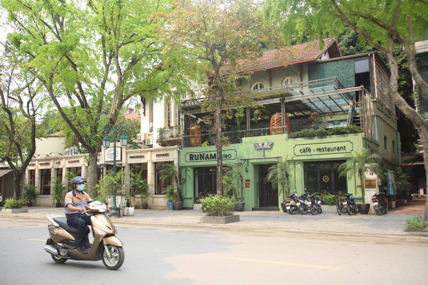 Hà Nội đóng cửa quán cà phê, hàng trà đá vỉa hè vẫn đông đúc người chém gió, đánh cờ-2