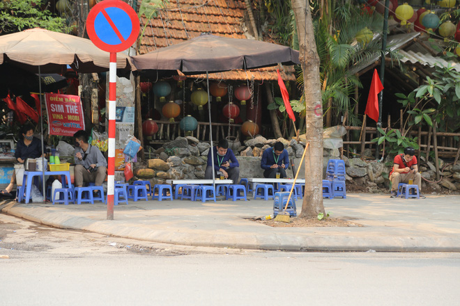 Hà Nội đóng cửa quán cà phê, hàng trà đá vỉa hè vẫn đông đúc người chém gió, đánh cờ-14