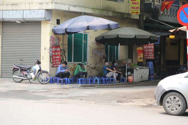 Hà Nội đóng cửa quán cà phê, hàng trà đá vỉa hè vẫn đông đúc người chém gió, đánh cờ-13