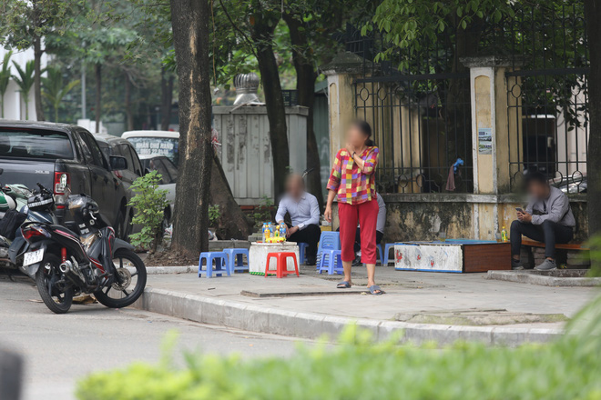 Hà Nội đóng cửa quán cà phê, hàng trà đá vỉa hè vẫn đông đúc người chém gió, đánh cờ-9