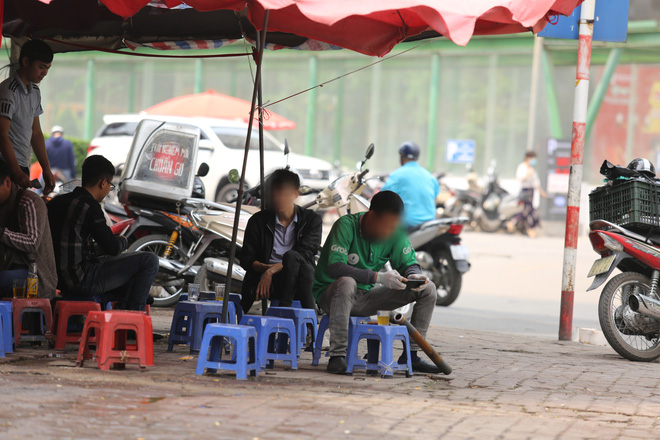 Hà Nội đóng cửa quán cà phê, hàng trà đá vỉa hè vẫn đông đúc người chém gió, đánh cờ-15