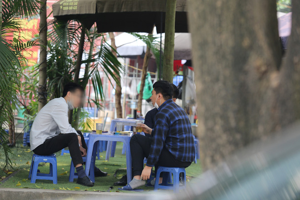 Hà Nội đóng cửa quán cà phê, hàng trà đá vỉa hè vẫn đông đúc người chém gió, đánh cờ-7