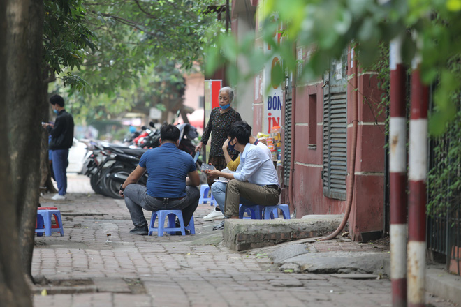 Hà Nội đóng cửa quán cà phê, hàng trà đá vỉa hè vẫn đông đúc người chém gió, đánh cờ-10