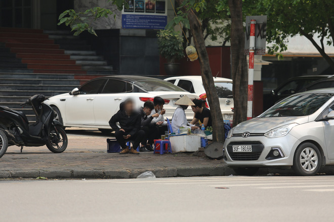 Hà Nội đóng cửa quán cà phê, hàng trà đá vỉa hè vẫn đông đúc người chém gió, đánh cờ-16