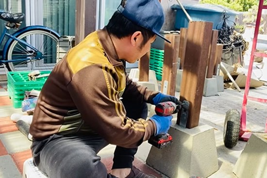 Trong khi vợ cũ đi ship hàng mưu sinh thì Bằng Kiều cũng phải làm công việc chân tay này trong thời gian 