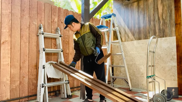 Trong khi vợ cũ đi ship hàng mưu sinh thì Bằng Kiều cũng phải làm công việc chân tay này trong thời gian ế show-3