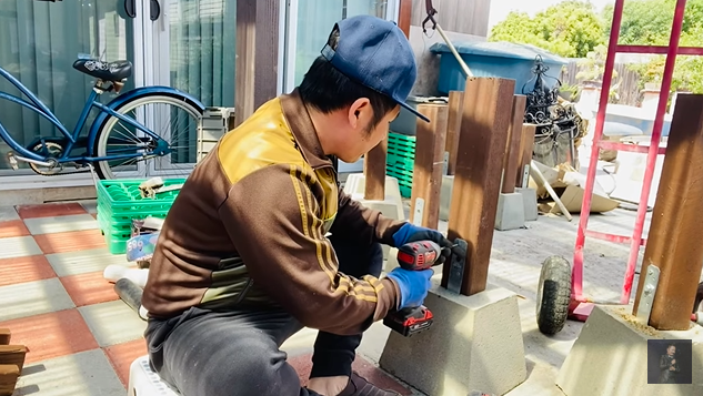 Trong khi vợ cũ đi ship hàng mưu sinh thì Bằng Kiều cũng phải làm công việc chân tay này trong thời gian ế show-4