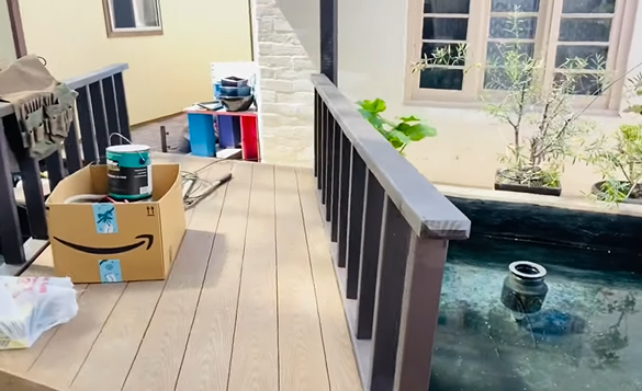 Trong khi vợ cũ đi ship hàng mưu sinh thì Bằng Kiều cũng phải làm công việc chân tay này trong thời gian ế show-2