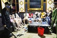 Vụ 76 nam nữ thanh niên thác loạn trong quán karaoke: Trèo lên cây trốn nhiều giờ vẫn bị bắt và đưa đi cách ly