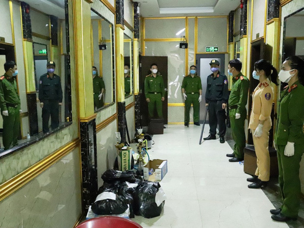 Vụ 76 nam nữ thanh niên thác loạn trong quán karaoke: Trèo lên cây trốn nhiều giờ vẫn bị bắt và đưa đi cách ly-1