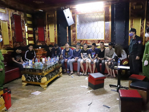 Vụ 76 nam nữ thanh niên thác loạn trong quán karaoke: Trèo lên cây trốn nhiều giờ vẫn bị bắt và đưa đi cách ly-2