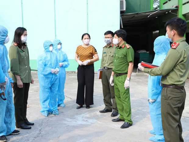 Vụ 76 nam nữ thanh niên thác loạn trong quán karaoke: Trèo lên cây trốn nhiều giờ vẫn bị bắt và đưa đi cách ly-11