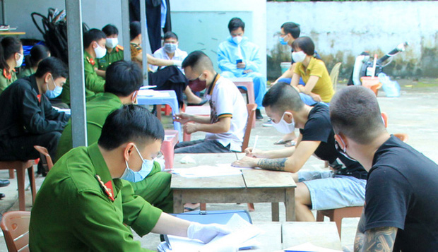 Vụ 76 nam nữ thanh niên thác loạn trong quán karaoke: Trèo lên cây trốn nhiều giờ vẫn bị bắt và đưa đi cách ly-12