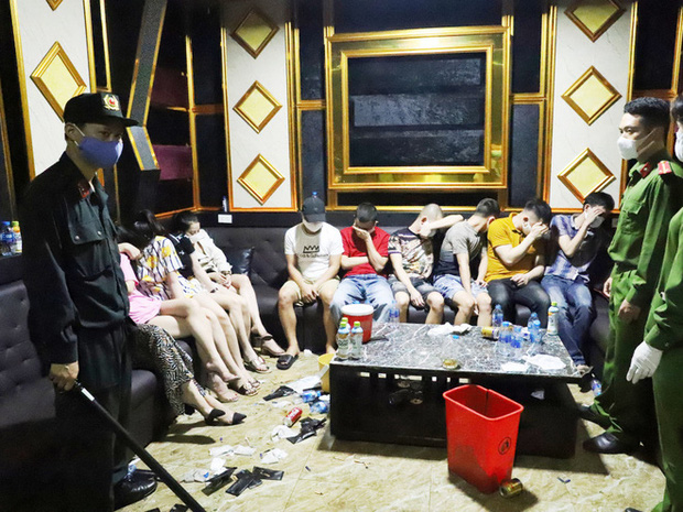 Vụ 76 nam nữ thanh niên thác loạn trong quán karaoke: Trèo lên cây trốn nhiều giờ vẫn bị bắt và đưa đi cách ly-3