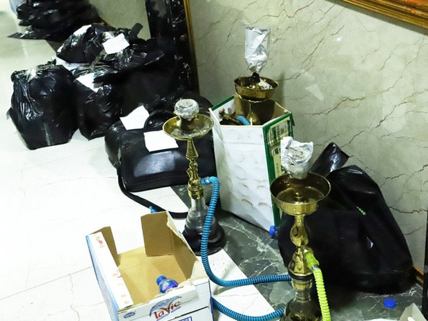 Vụ 76 nam nữ thanh niên thác loạn trong quán karaoke: Trèo lên cây trốn nhiều giờ vẫn bị bắt và đưa đi cách ly-8