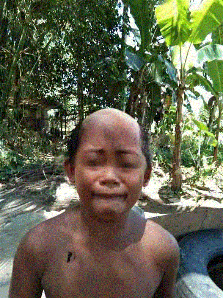 Cắt tóc tại gia cho đỡ tốn kém, ông bố trẻ cầm kéo và cái kết khiến cậu con trai khóc hết nước mắt còn dân mạng được phen không nhịn được cười-2