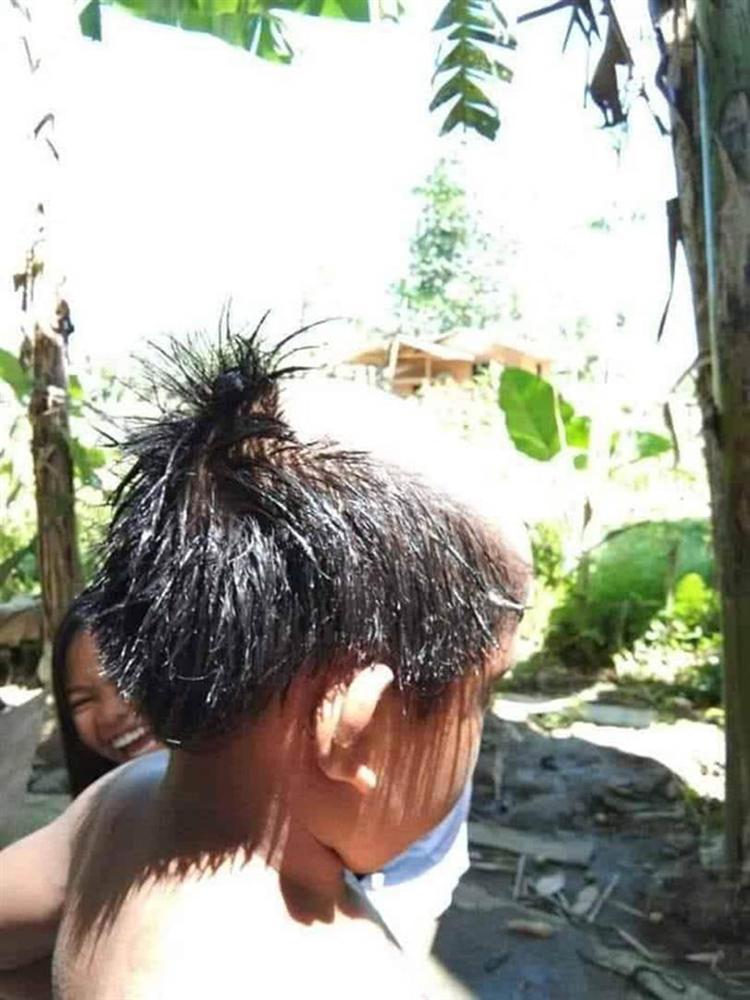 Cắt tóc tại gia cho đỡ tốn kém, ông bố trẻ cầm kéo và cái kết khiến cậu con trai khóc hết nước mắt còn dân mạng được phen không nhịn được cười-4