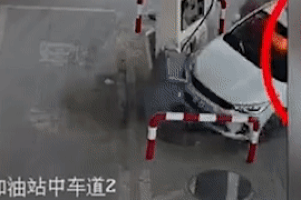 Tài xế và ôtô bốc cháy lao vào trạm xăng