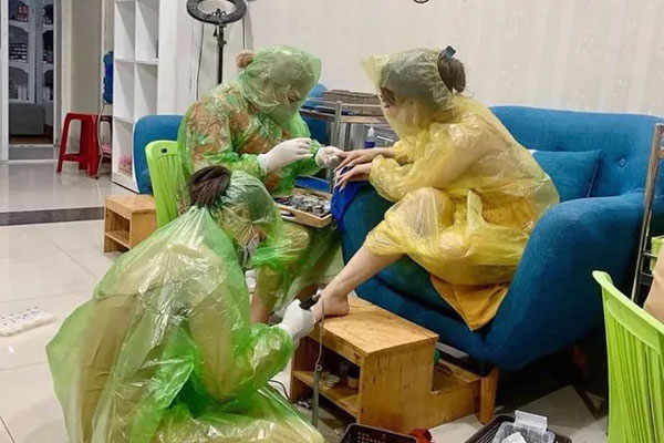 Đi làm móng mùa dịch, cô gái mặc đồ bảo hộ kín mít, nhìn sang 2 nhân viên cũng hài hước không kém-1