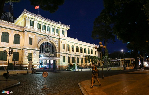 Phố phường ở TP.HCM và Hà Nội vắng vẻ sau 19h-1