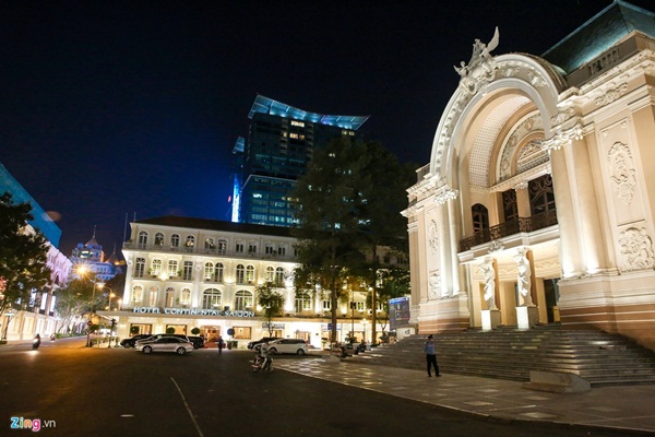 Phố phường ở TP.HCM và Hà Nội vắng vẻ sau 19h-3