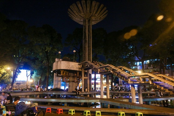 Phố phường ở TP.HCM và Hà Nội vắng vẻ sau 19h-4