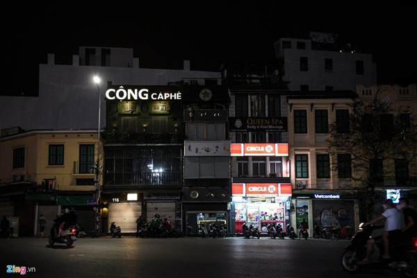 Phố phường ở TP.HCM và Hà Nội vắng vẻ sau 19h-13
