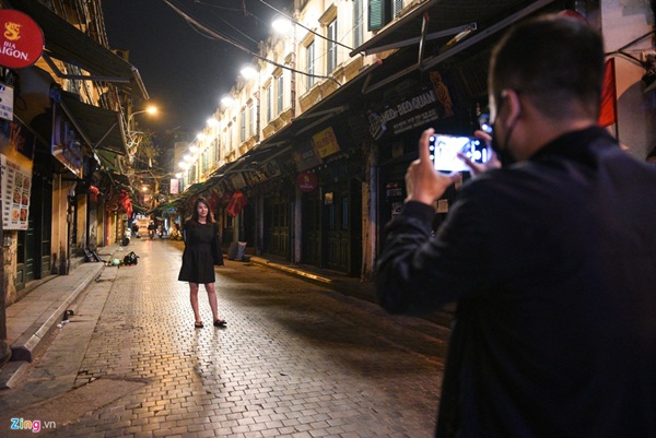 Phố phường ở TP.HCM và Hà Nội vắng vẻ sau 19h-14