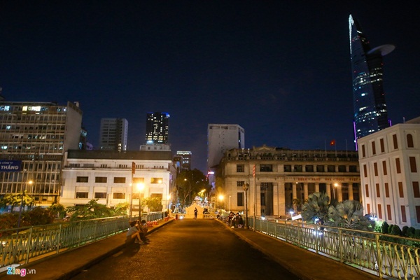 Phố phường ở TP.HCM và Hà Nội vắng vẻ sau 19h-6