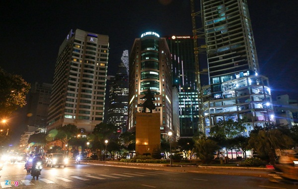 Phố phường ở TP.HCM và Hà Nội vắng vẻ sau 19h-7