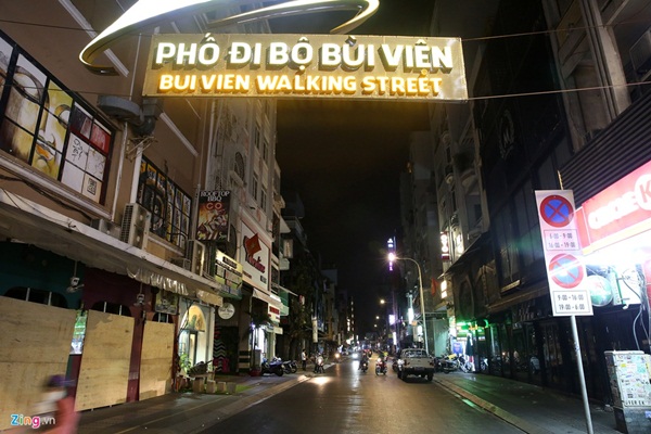 Phố phường ở TP.HCM và Hà Nội vắng vẻ sau 19h-9