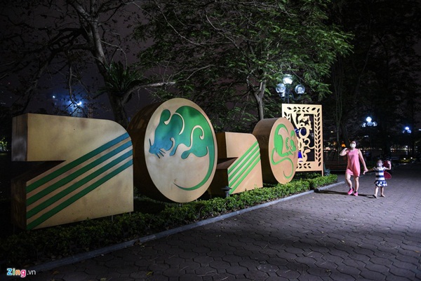 Phố phường ở TP.HCM và Hà Nội vắng vẻ sau 19h-15